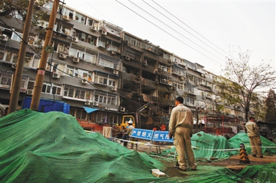 救援人員在現(xiàn)場(chǎng)排查。