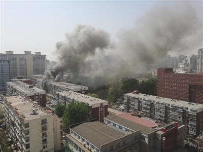 昨日，北京海淀區(qū)紅聯(lián)南村小區(qū)施工工地挖斷燃?xì)夤艿溃斐杀ㄒl(fā)居民樓火災(zāi)，致1死2傷，發(fā)生爆炸起火現(xiàn)場(chǎng)濃煙滾滾。CICPHOTO/總匯 攝
