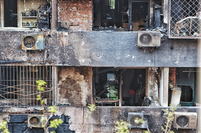 爆燃后的居民樓現(xiàn)場(chǎng)。