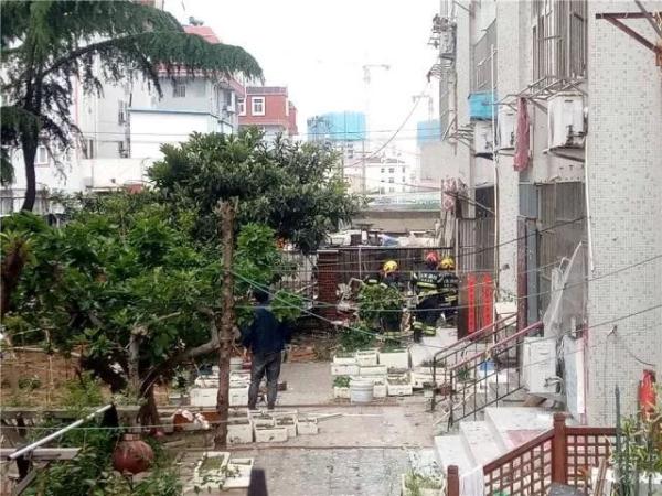 突發(fā)！青島一居民樓發(fā)生爆燃！已造1人死亡，7人受傷！3公里外有震感…