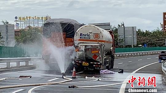 圖為處置現(xiàn)場(chǎng)。王蕾 攝 尹海明 攝