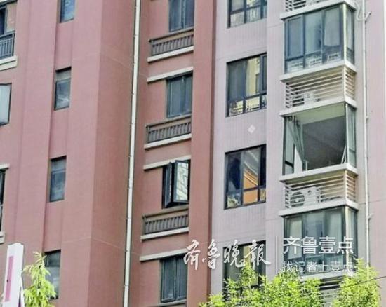 該住戶家的窗戶多處破損。 齊魯晚報·齊魯壹點記者 時培磊 攝