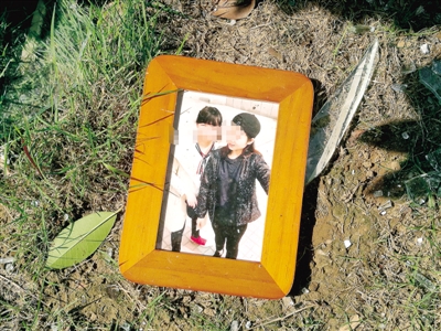 爆炸發(fā)生后，散落在外的物品