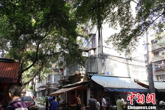 圖為煤氣爆燃民房。 朱柳融 攝